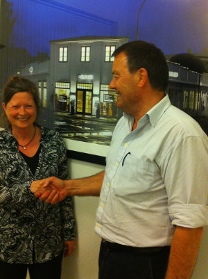 Bankr�dgiver og holdpaptajn Charlotte Brodin, Spar Nord, og stafetformand Svend Erik Bodi giver hinanden h�ndslag p� aftalen om, at Spar Nord g�r ind i kampen mod kr�ften